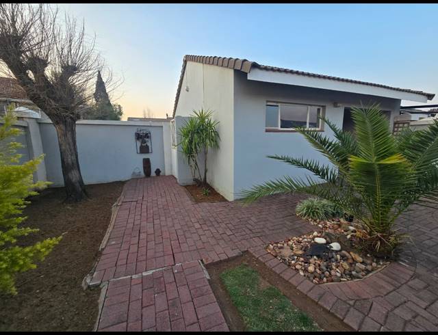 2 BEDROOM TOWNHOUSE TO LET IN THREE RIVERS PROPER
